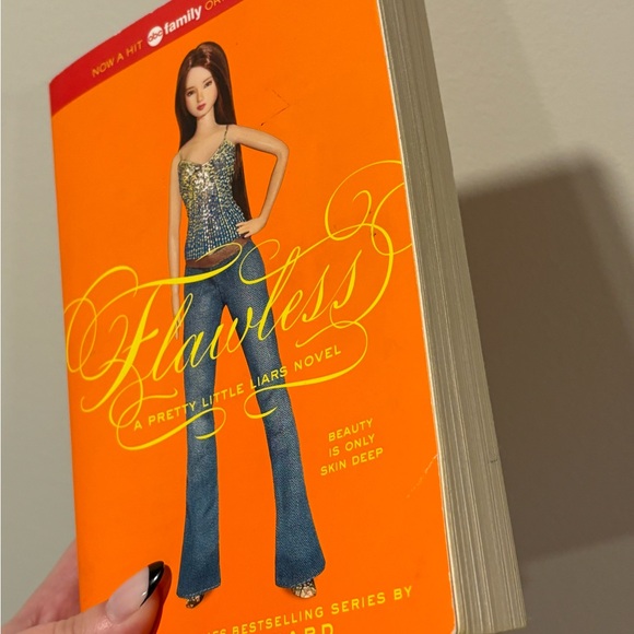 Pretty Little Liars “Flawless” Book - Picture 3 of 5